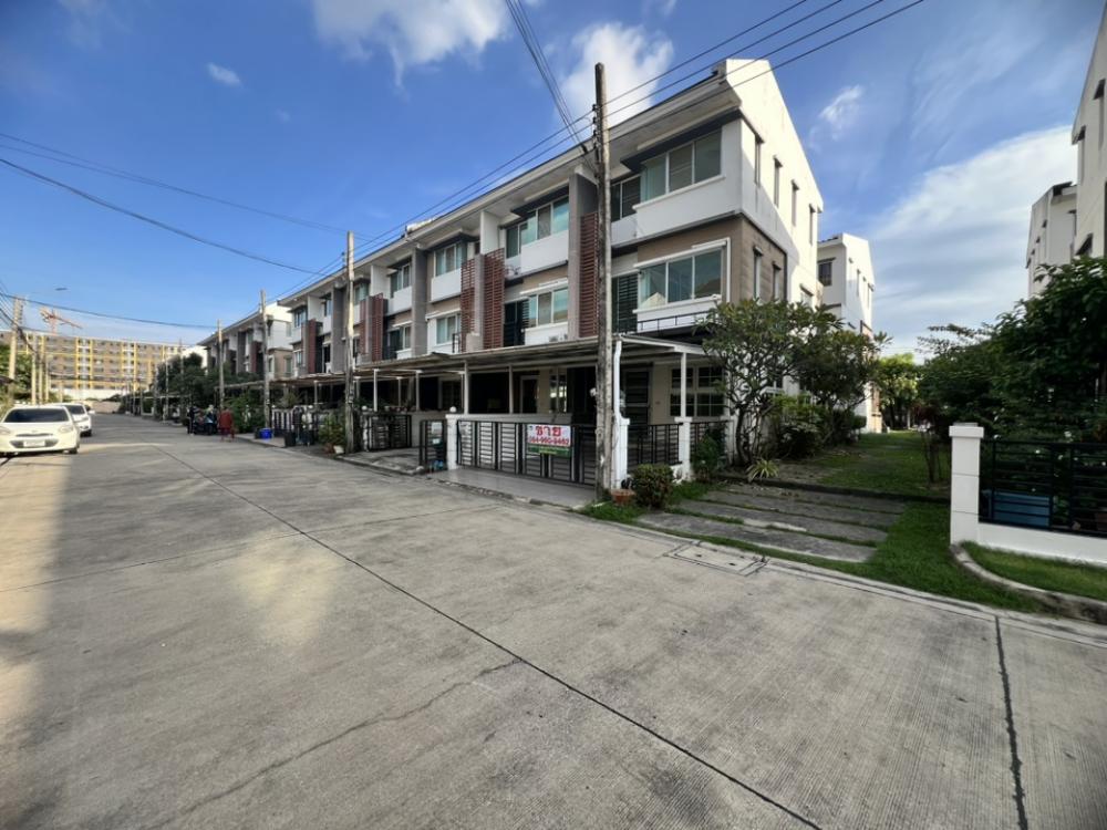 For SaleTownhouseLadkrabang, Suwannaphum Airport : 3-storey townhouse for sale, Town Plus On Nut, back side has windows.