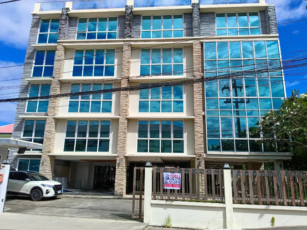 For SaleHome OfficeLadkrabang, Suwannaphum Airport : For sale: Ohm Office, 5 floors, Chaloem Phrakiat Rama 9 Soi 67, usable area over 1,600 sq m.