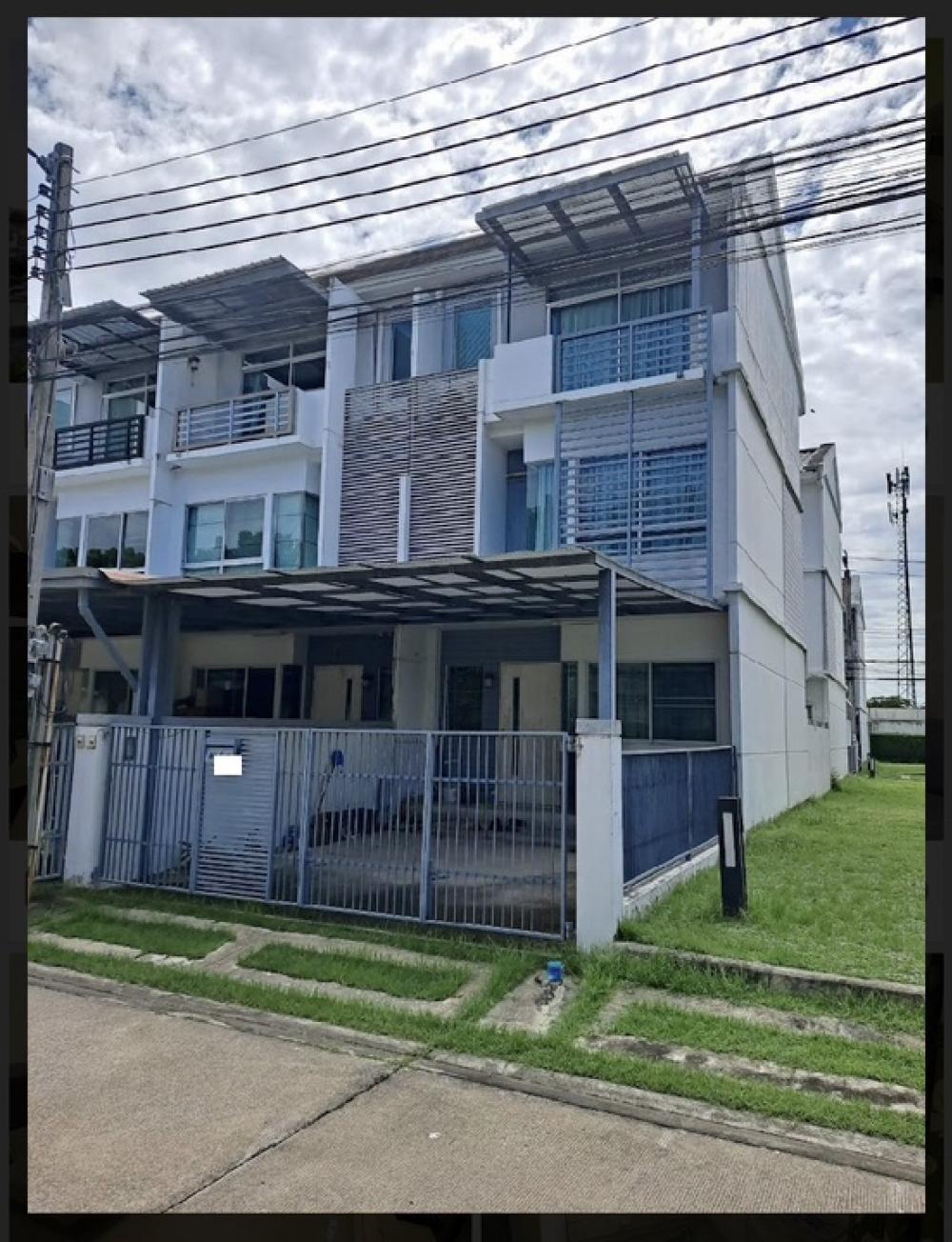 For RentTownhousePattanakan, Srinakarin : ❤️❤️ 🔊 House for rent, ready to move in, Krungthep Kreetha area 💒 New house project, Rama 9 - Srinakarin 💒 3-story townhome, Fully Furnish, interested line/tel 0859114585 ❤️❤️💒 3 bedrooms, 3 bathrooms (21 sq m) 💒 In front of the house is a garden. Dont cr