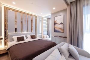 For RentCondoSukhumvit, Asoke, Thonglor : Luxurious condo, beautifully decorated, near BTS Ashton Asoke, high floor, ready to move in.