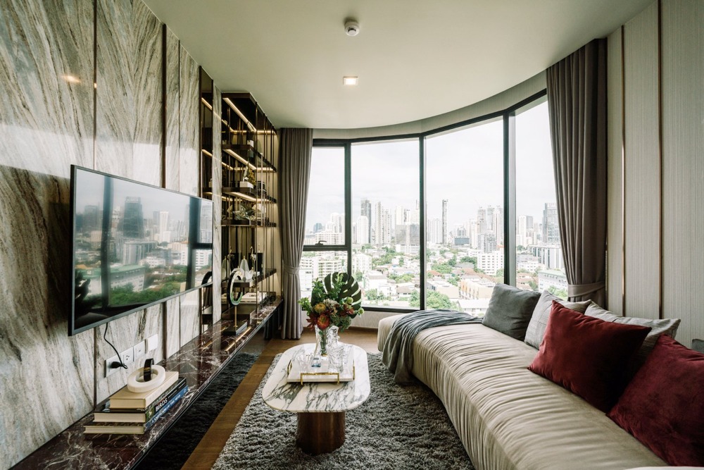 For SaleCondoSukhumvit, Asoke, Thonglor : ✨𝗜𝗗𝗘𝗢 𝗤 𝗦𝗨𝗞𝗛𝗨𝗠𝗩𝗜𝗧 𝟯𝟲 luxury condo in the heart of Sukhumvit ✨ Near BTS Thonglor, only 500 meters, a good choice for own living. Or invest for investors to rent with 𝗬𝗶𝗲𝗹𝗱 𝘂𝗽 𝘁𝗼 𝟱% per year.