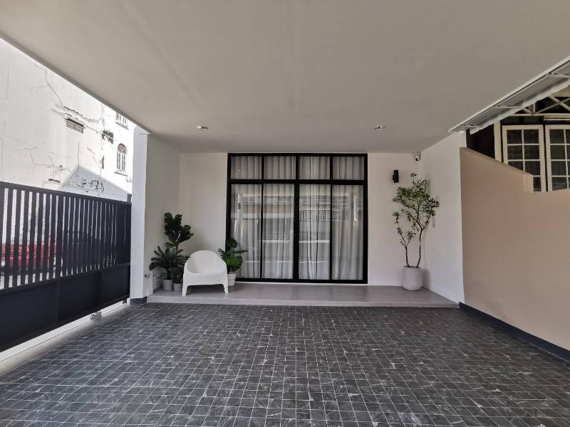 For SaleTownhouseOnnut, Udomsuk : Townhouse For Sale in Phra Khanong ,Bangkok 3 Bedroom 27 sq.wa