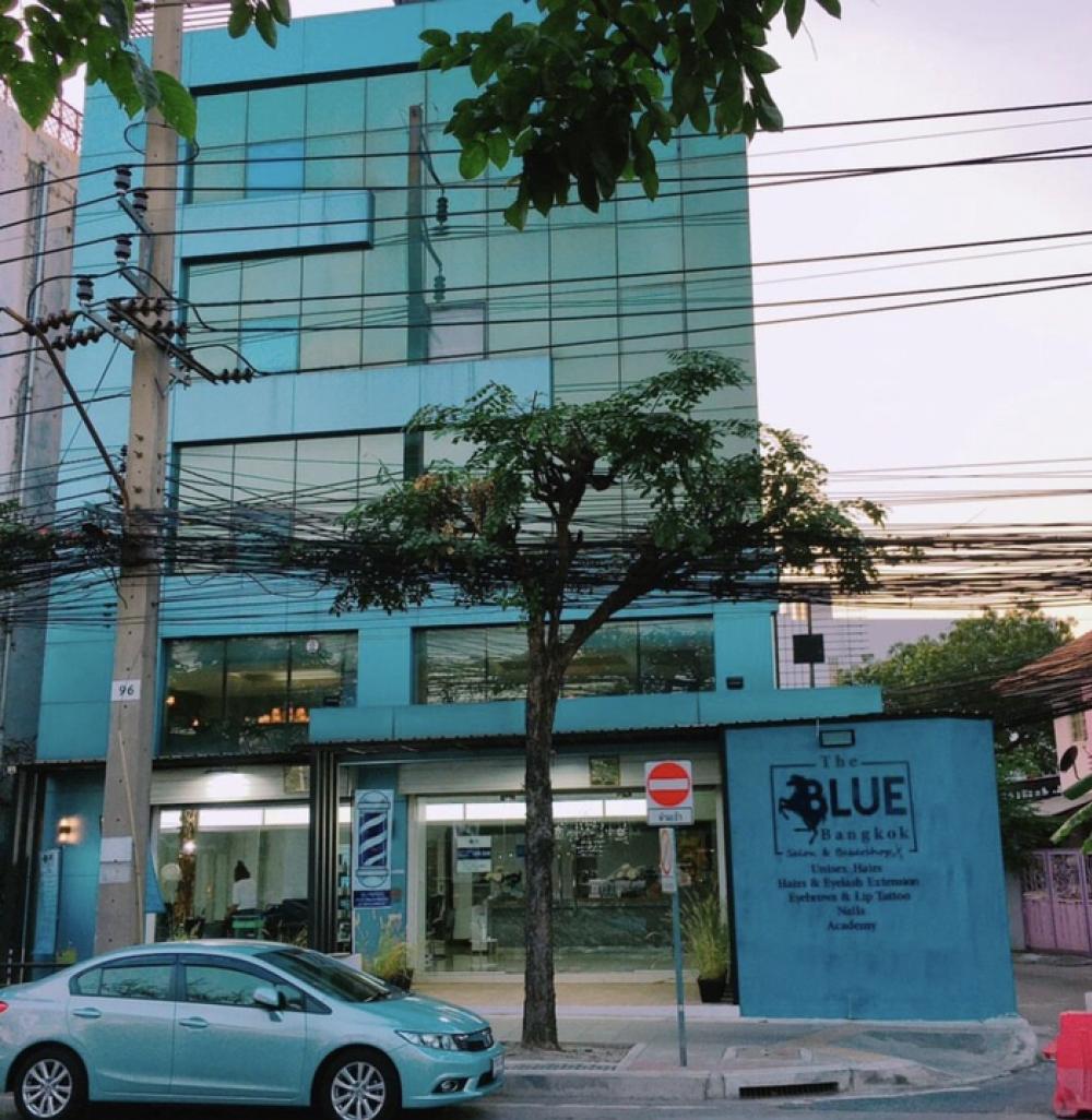 For RentShophouseWongwianyai, Charoennakor : Building for rent, commercial building, next to the main road, Charoen Nakhon.