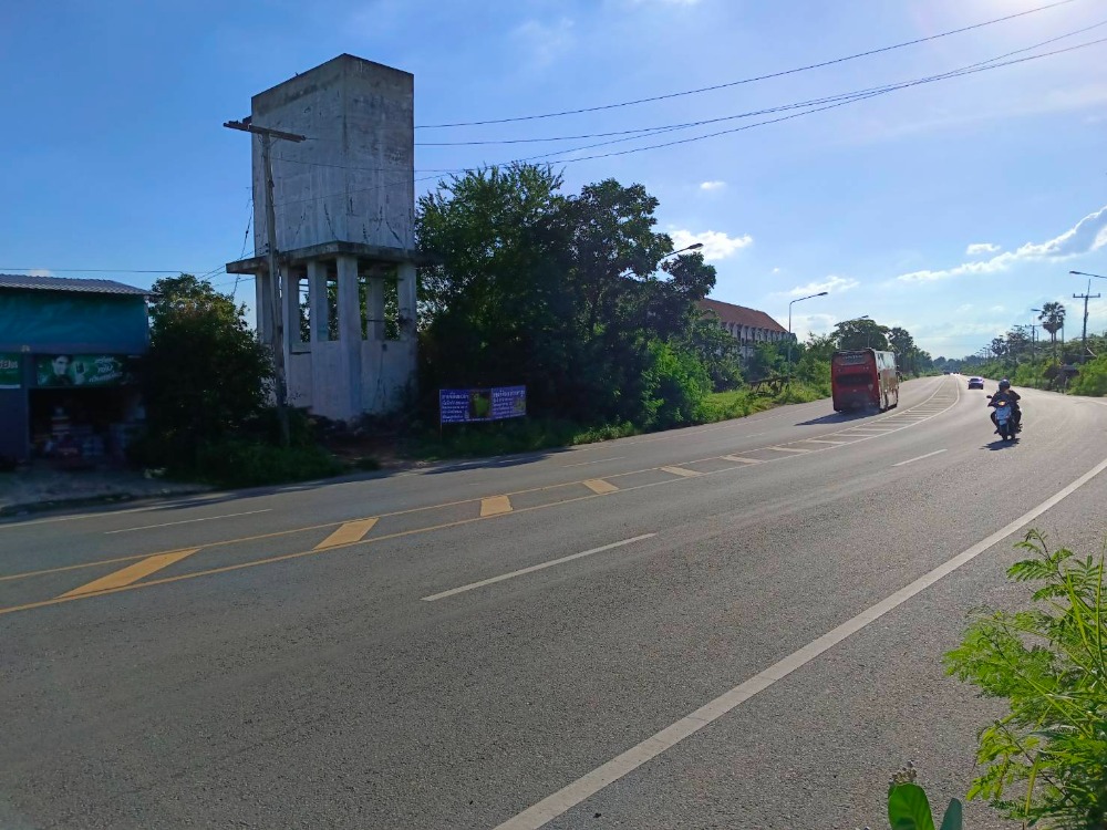 For SaleLandChai Nat : Land for sale, filled, no flooding, in a community, next to Highway 3211 (4 lanes), Ban Chian, Han Kha, Chainat, 17 rai 391 wa, 300,000/rai, suitable for dividing into plots for sale