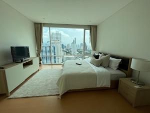 For RentCondoSukhumvit, Asoke, Thonglor : ★ Fullerton Sukhumvit ★ 96 sq m., 21st floor (2 bedrooms, 2 bathrooms), ★ near BTS Ekkamai ★ Pet Friendly ★ near Gateway Ekkamai, Tesco Lotus, Big C, Major Ekkamai ★ many amenities ★ Complete electrical appliances