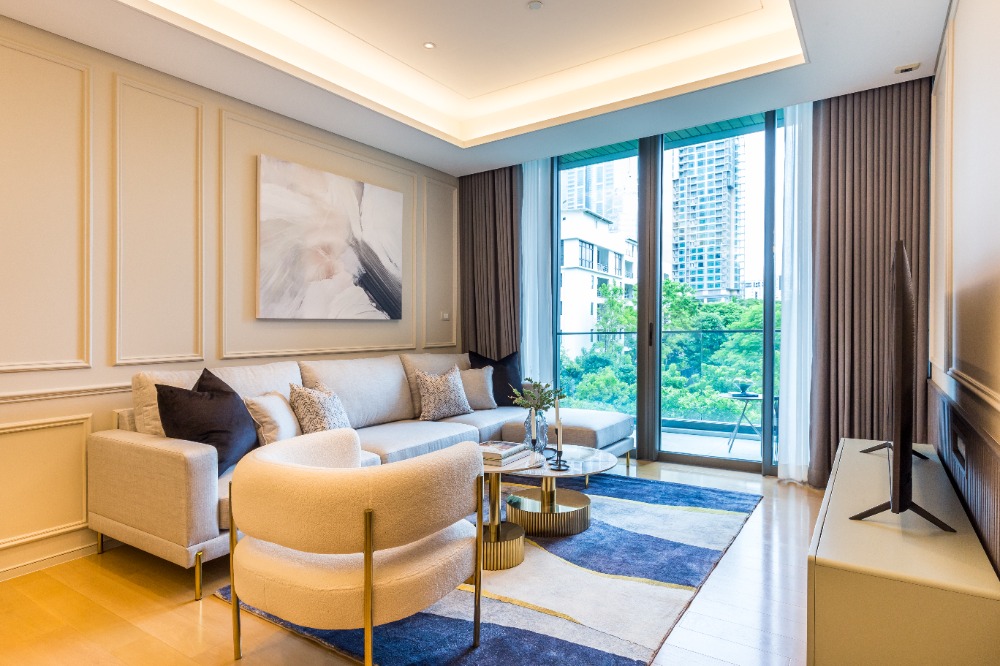 For SaleCondoWitthayu, Chidlom, Langsuan, Ploenchit : An extraordinary 2 beds, 2 baths featuring a generous 126 sqm. The open layout links the living, dining, and kitchen areas, perfect for relaxation, near BTS Ratchadamri.