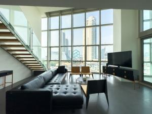 ขายคอนโดวงเวียนใหญ่ เจริญนคร : Hot Deal! Duplex 4 Beds Unit for Sale!