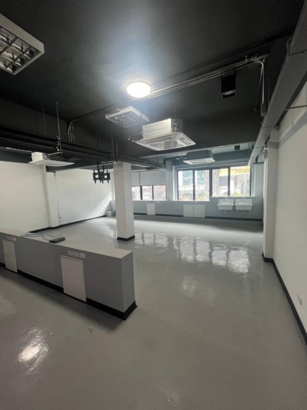 For RentRetailOnnut, Udomsuk : Commercial Space for Rent zone Sukhumvit 200sqm. There are2 floor  near BTS Phrakanong