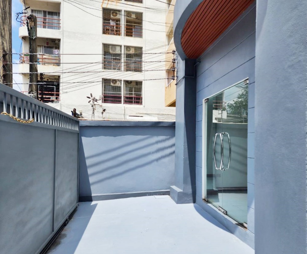 For SaleShophouseOnnut, Udomsuk : For sale 4 storeys & rooftop building BTS Onnut Sukhumvit 50