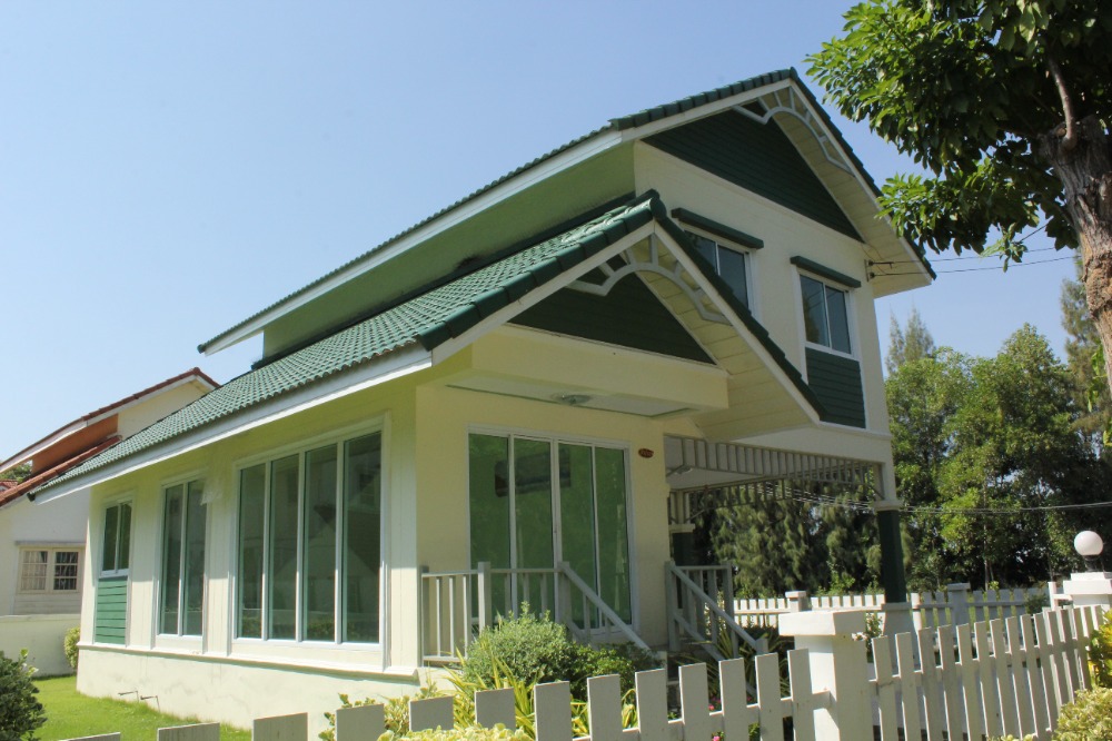 For SaleHouseChachoengsao : Urgent sale!! 2-story detached house, 80 sq m, 3 bedrooms, 2 bathrooms, resort atmosphere, near the lake, 2.59 million baht, long plot, Chachoengsao, from Bang Khla intersection 304, 7 minutes.