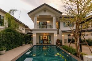 For SaleHouseChiang Mai : Large pool villa house, 4 bedrooms, convenient transportation, fully furnished. Ready to move in, Baan Fah Luang, San Kamphaeng, Chiang Mai.