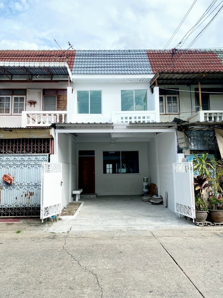 For SaleTownhousePinklao, Charansanitwong : Renovated townhouse for sale Newly decorated throughout. Baan Kaew Villa Located in Soi Charansanitwong 35, intersection 16, very nice. Located in Soi Charansanitwong 35, near Siriraj, very good location.