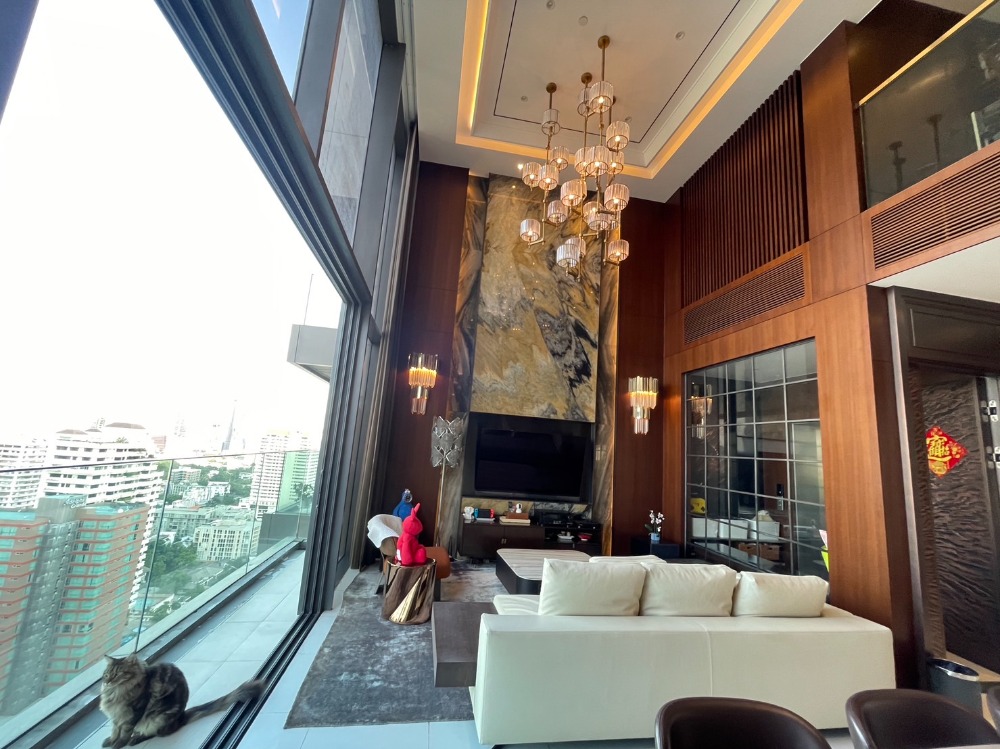 For SaleCondoSukhumvit, Asoke, Thonglor : S2680 Penthouse for sale in the heart of the city, Phrom Phong area. There is a private swimming pool.