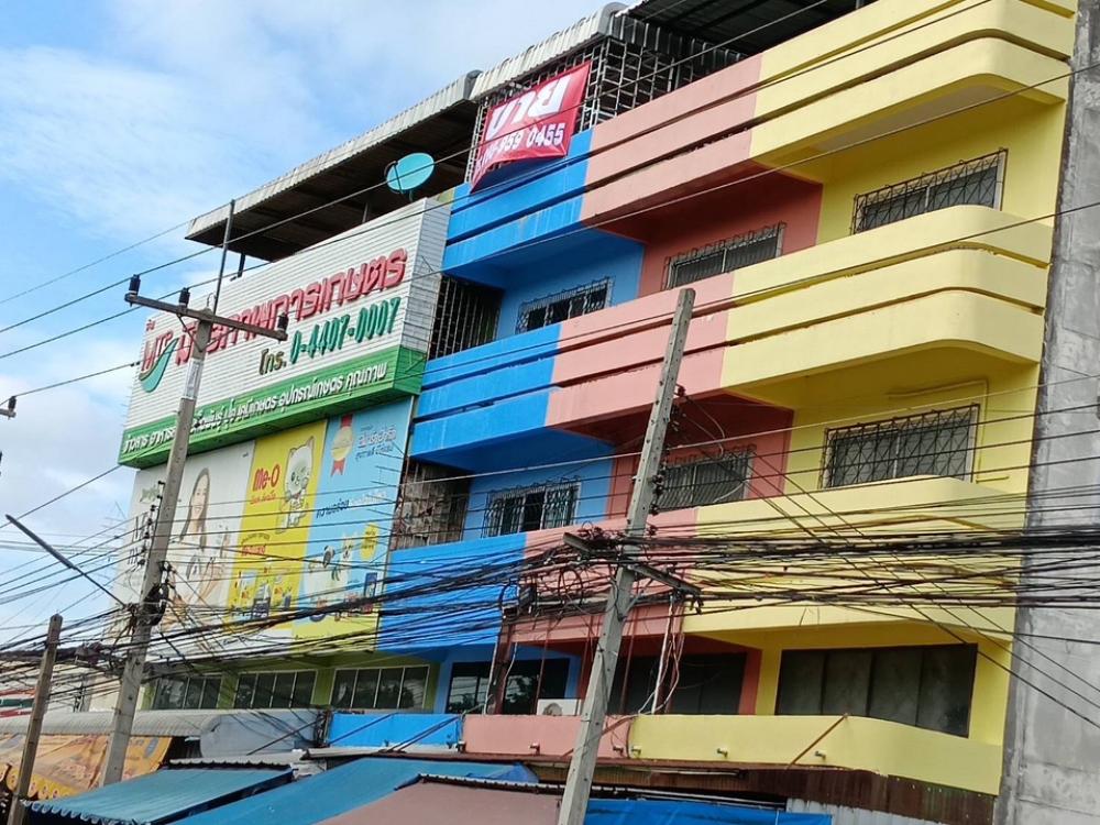 For SaleShophousePak Chong KhaoYai : Commercial building for sale, 3 and a half floors, 1 unit. Pak Chong Market, Mittraphap Market, Mittraphap Road, Khao Yai, good location, prime location, suitable for gold shops or pawn shops (there is a safe and a new safe, not yet used, 2 layers of tape