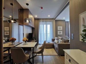 For RentCondoSukhumvit, Asoke, Thonglor : Luxury condo, beautifully decorated room, ready for rent near MRT Sukhumvit Ashton Asoke.