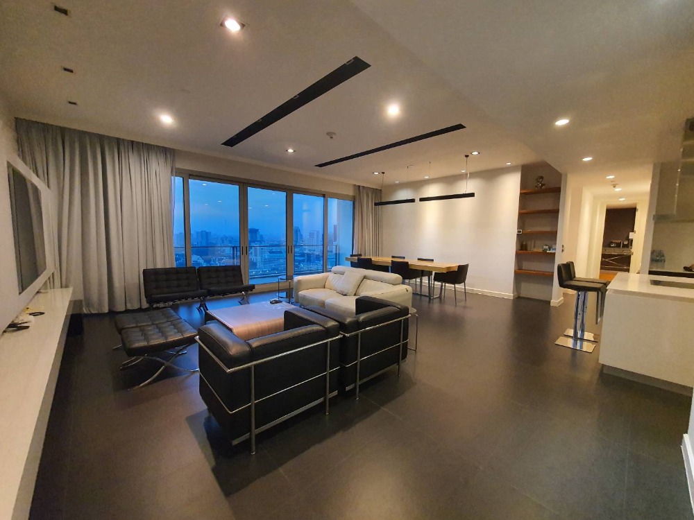 For RentCondoWitthayu, Chidlom, Langsuan, Ploenchit : For rent!!! Luxurious condo, large size, 3 bedrooms and 1 maid room✨185 Rajdamri✨3 bedrooms, 3 bathrooms, size 223.22 sq m, near BTS Ratchadamri Tel.0982645161