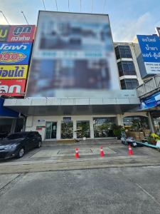 For SaleShophousePattanakan, Srinakarin : Commercial building for sale, 3 rooms, 60 square meters, next to Srinakarin Road, near the yellow BTS. 200 meters from Kelantan Station