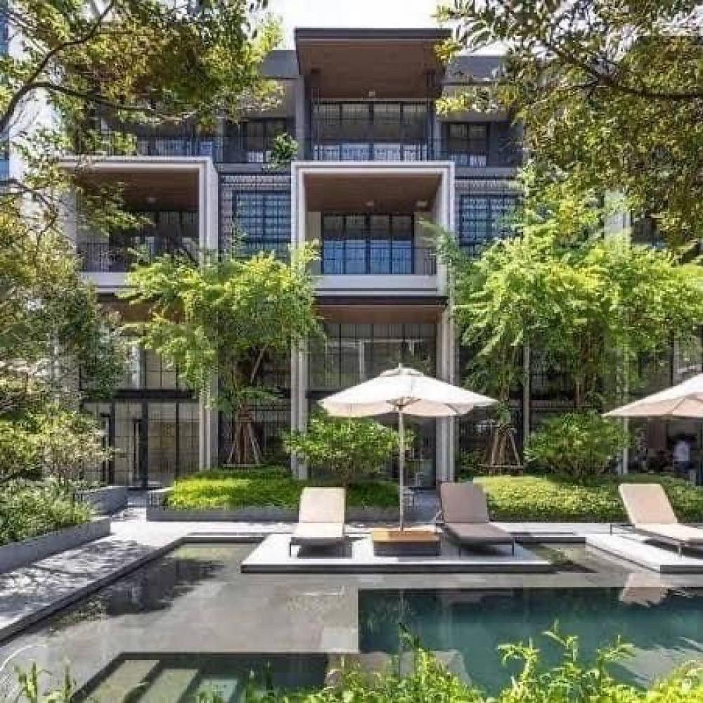 For RentTownhouseSukhumvit, Asoke, Thonglor : Luxury townhome for rent, 4 bedrooms, 5 bathrooms, 1 maid's room, usable area 425 sq m., area 41.6 sq m, fully furnished, parking for 4 cars, with private elevator, rent: 250,000.- baht/month. Sukhumvit Road