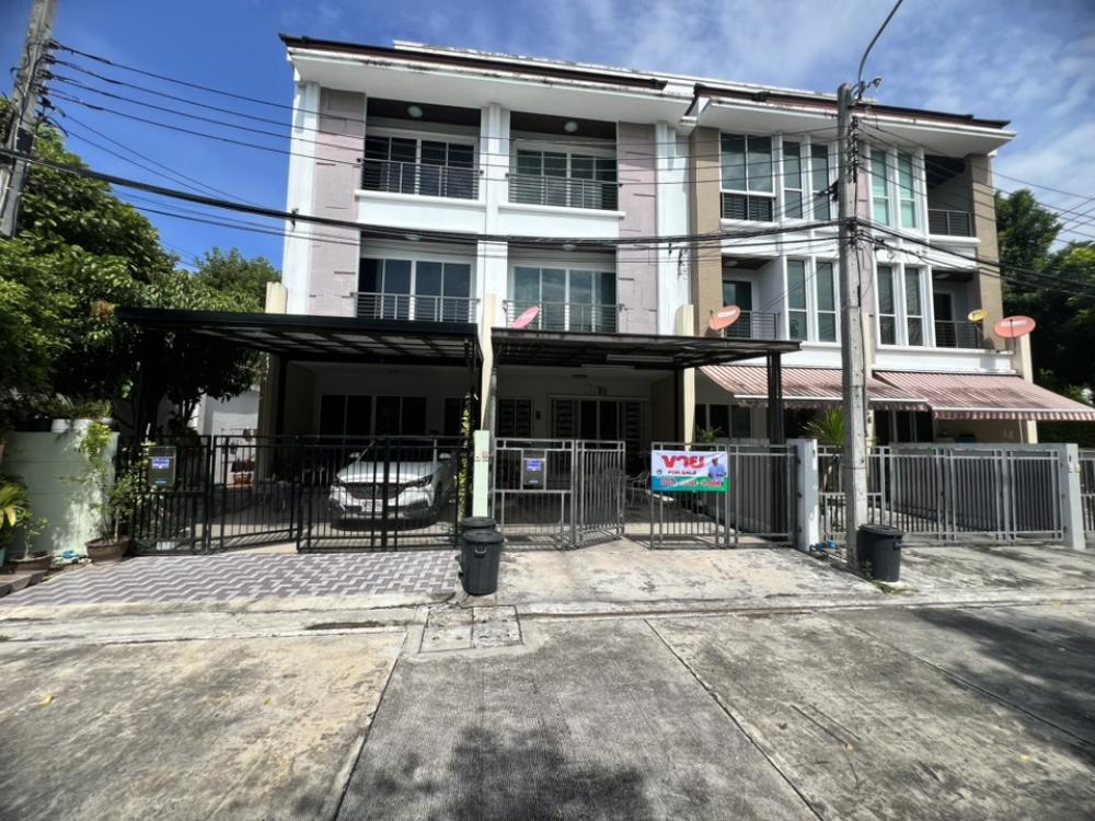 For SaleTownhouseLadkrabang, Suwannaphum Airport : For sale: 3-storey townhouse, Baan Klang Muang On Nut-Lat Krabang, no one in front of the house