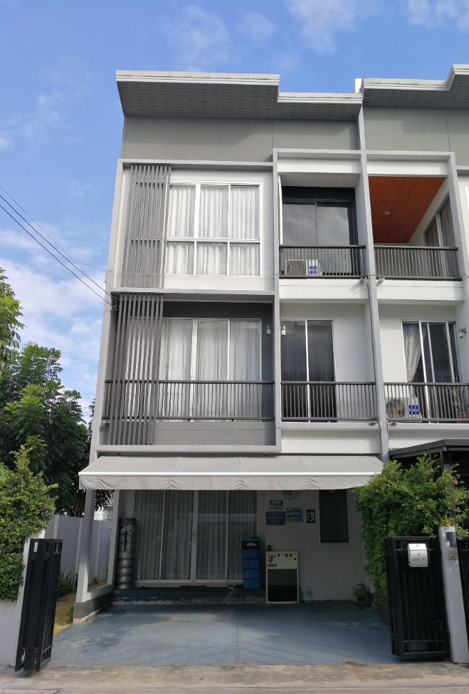 For SaleTownhouseNawamin, Ramindra : Luxury 3-story townhome for sale, Sammakorn Avenue Village, Ramintra-Wongwaen. Next to Ramindra Ring Road. The most beautiful in the project There is no one in the back of the house. There is no electric pole or drainage pipe in front of the house. Soi 1,