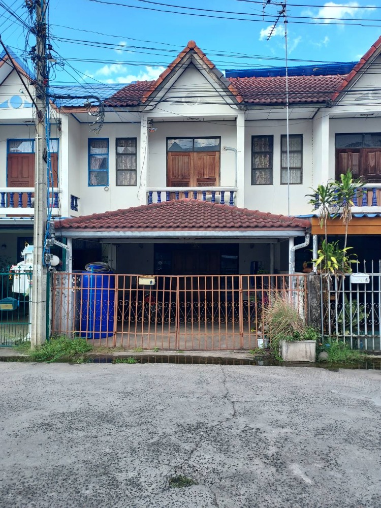 For SaleTownhouseBuri Ram : White townhouse, 2 floors, 20 square meters, good location, next to Buriram Pittayakhom School.