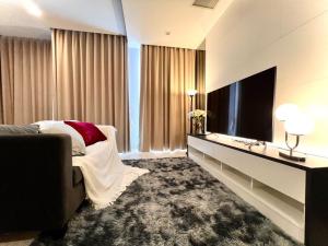 For RentCondoWitthayu, Chidlom, Langsuan, Ploenchit : High Floor , Fully Furnished 1 Bed Condo for Rent!