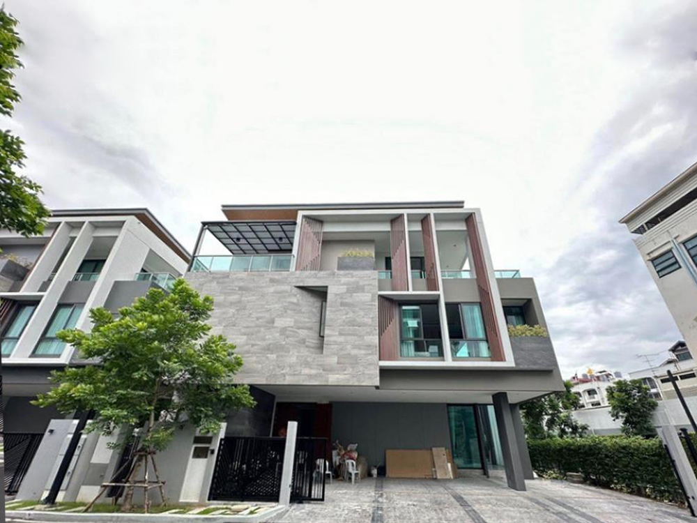 For RentHousePattanakan, Srinakarin : For sale/rent, 3-storey luxury detached house, modern style, Pattanakarn zone.