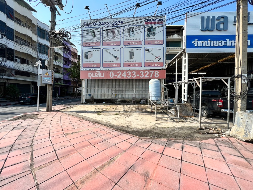 For RentShophousePinklao, Charansanitwong : Commercial building, corner room, 2 units, next to the main road, opposite Chang Chui. Run a beauty clinic, dentistry, convenience store.