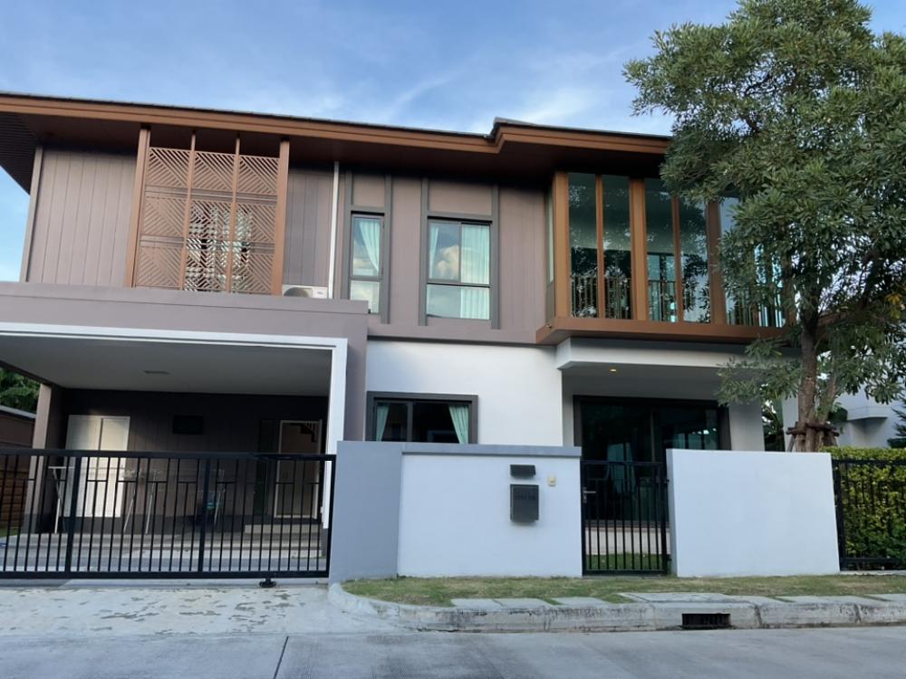 For RentHousePattanakan, Srinakarin : Single house for rent, Burasiri, New Pattanakarn Road, fully furnished - Land size 84 square wah - Usable area 257 sq m. - 4 bedrooms, 4 bathrooms - 1 maids room - 2 parking spaces