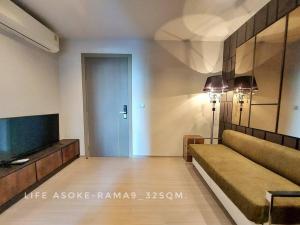 For RentCondoRama9, Petchburi, RCA : Available Now!! Life Asoke - Rama 9, 1bedroom. 32 sqm., 9th floor, close MRT rama9, The vibe of the place is amazing. Full furniture for electronic appliances. Location is perfect. Many places to socialize with sofas around.