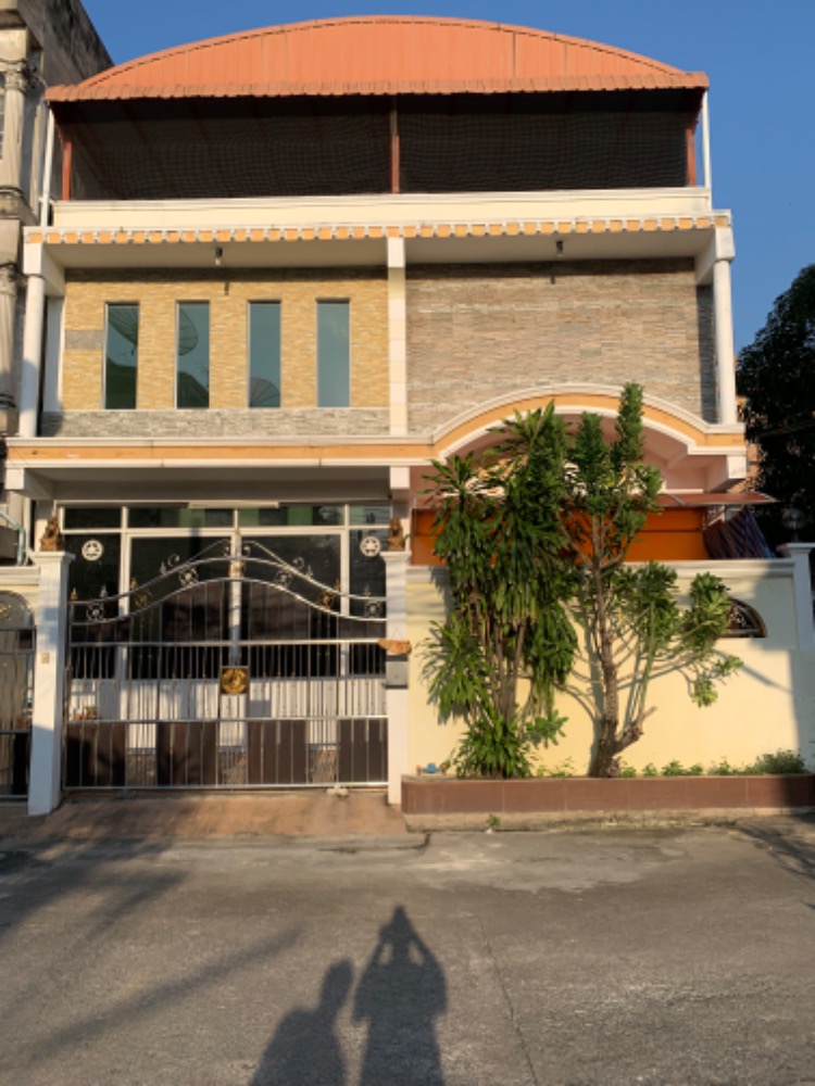 For SaleHouseThaphra, Talat Phlu, Wutthakat : Sale of house building 3 floors spacious in quiet locality area 35 sq wah , area of usage 108 Sqm each floor , can park 2 cars in front of house width of house 9 meters , 3 bedrooms , 
2 bathrooms, newly renovated, simple and classic decoration

The dista