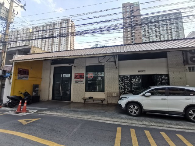 For SaleWarehouseBang Sue, Wong Sawang, Tao Pun : Loft style office for sale, 1 and a half floors, total area 65.6 sq m, 2 title deeds next to each other, very good location, in Soi Bangkoknon 32, only 30 meters from Tao Poon Road, Bang Sue District, Bangkok.