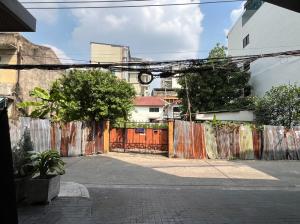 For SaleLandYaowarat, Banglamphu : 📢📢House with land for sale (183.5 sq m/55 million baht), 2-storey detached house, Prachakrit Road, in the heart of Phra Nakhon, suitable for building a hotel or apartment 📞 087-4496994 First