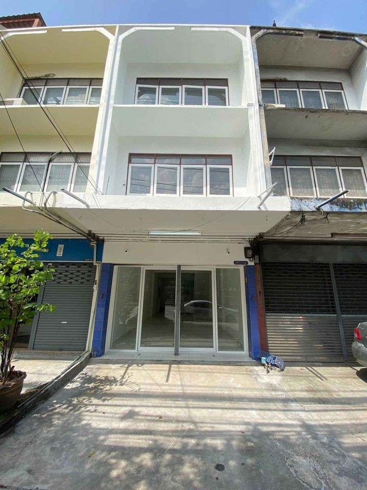 For RentShophouseBang Sue, Wong Sawang, Tao Pun : B731 3-story commercial building for rent (newly renovated) next to Prachachuen Road. Suitable for trading, doing business