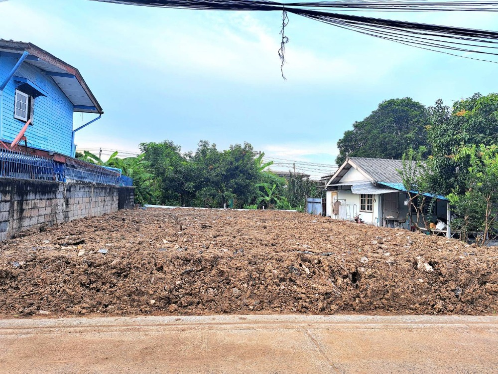 For SaleLandMin Buri, Romklao : Land near MRT Yaek Rom Klao Station!! Very good location!! Land for sale, size 53 square wah, Soi Romklao 5 Yaek 2-3, land filled, ready to build a single house or shop immediately, walk only 500 meters to Romklao Road,