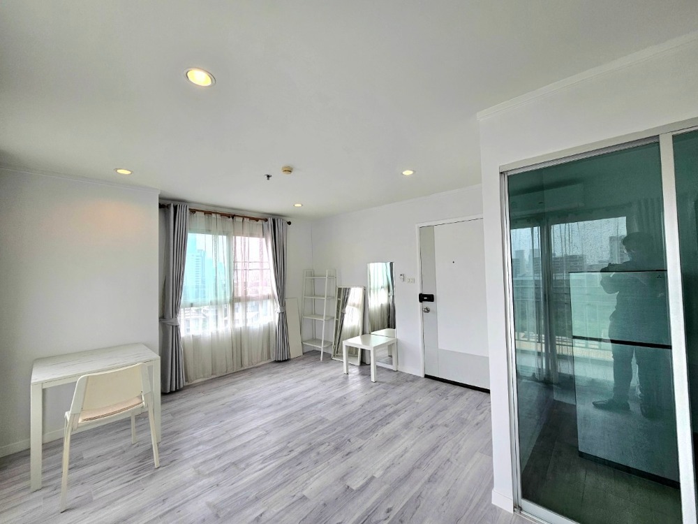 For SaleCondoRama9, Petchburi, RCA : Condo for sale, Lumpini Park Rama 9 - Ratchada, corner room, 1 bedroom, 38 square meters, 10th floor, Building B, Chaturathit Road, near Si Rat Expressway, Soi RCA, Bang Kapi Subdistrict, Huai Khwang District, Bangkok