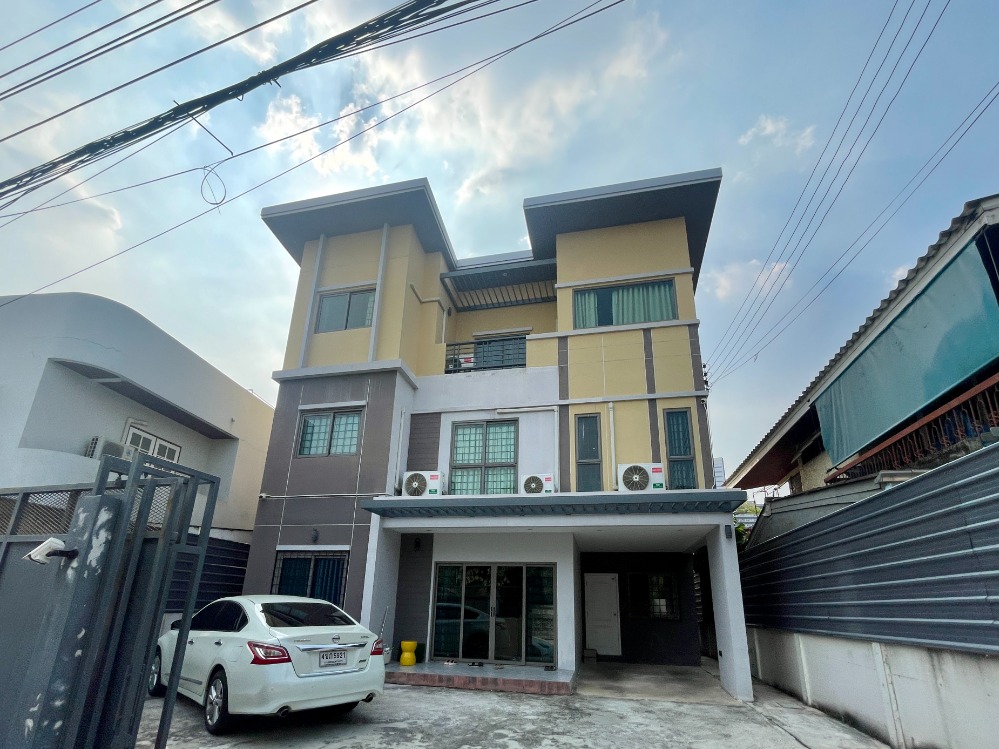 For SaleHouseLadprao, Central Ladprao : Baan Ladphrao Soi 1 / 4 Bedrooms (SALE) NUB589