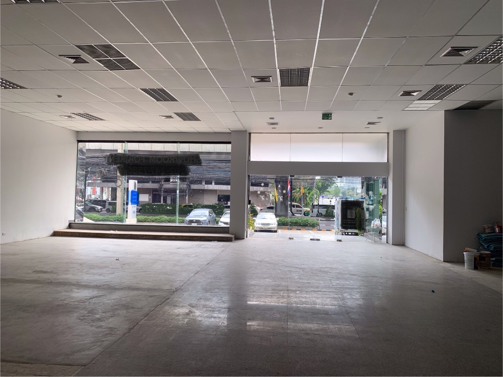 For RentShowroomRama9, Petchburi, RCA : Space for rent with parking near the expressway