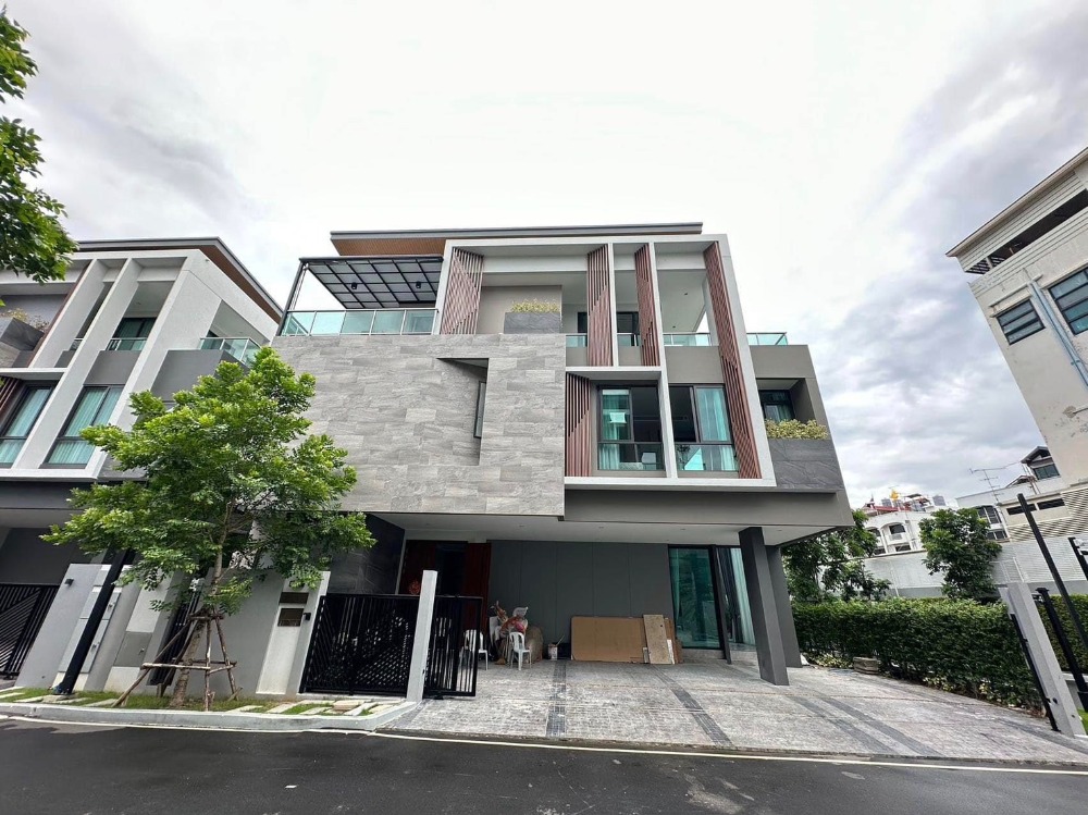 For SaleHousePattanakan, Srinakarin : Single house The Gentry Pattanakarn / 5 bedrooms (for sale), The Gentry Pattanakarn / Detached House 5 Bedrooms (FOR SALE) TIK416