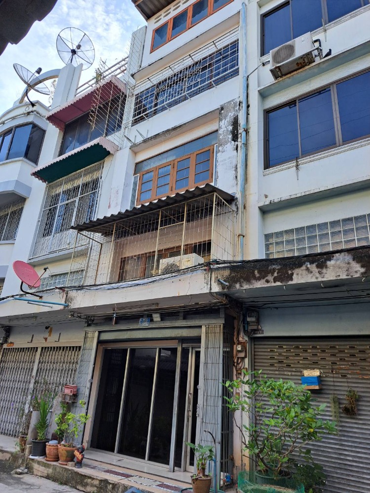 For RentShophouseRathburana, Suksawat : Commercial building, shophouse, Suksawat Road, 5 floors, near the main road, usable area 90 sq m., near the BTS, purple color, near Suksawat Expressway.