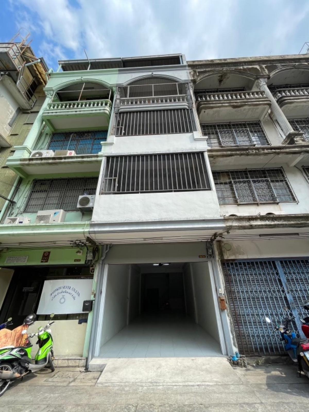 For RentTownhouseSathorn, Narathiwat : ❤️❤️ For rent, 4-storey house, Chong Nonsi, fully furnished, ready to move in. The house is in Soi Nonsi 12, area 20 square wah (80 square meters), 4-storey building + roof terrace / 2 bedrooms / 3 bathrooms 📌1st floor, can park 2 cars, storage room, bath