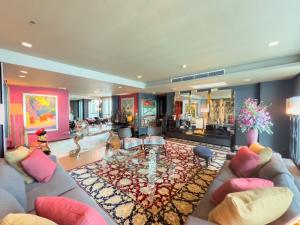 For SaleCondoWongwianyai, Charoennakor : Deluxe High Floor 3 Beds Condo for Sale!