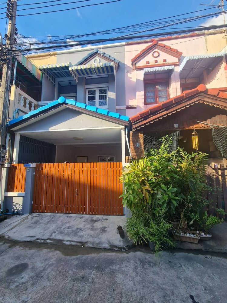 For SaleTownhousePathum Thani,Rangsit, Thammasat : 2-story townhouse for sale Baan Fah Rangsit, Khlong 4, Rangsit-Nakhon Nayok Road, Khlong 4, Bueng Yitho, Thanyaburi, Pathum Thani. In front of the village there is a van van, bus stop, convenient, comfortable, prime location, Future Park Rangsit. Don Muea