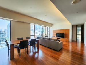 ขายคอนโดวิทยุ ชิดลม หลังสวน : Hot Deal! Spacious 2 Beds Condo for Sale!