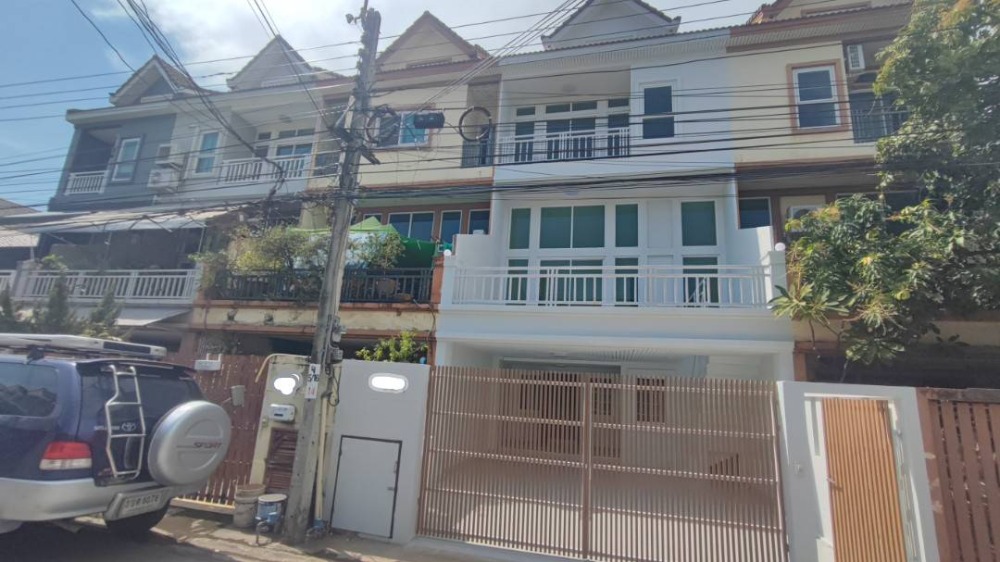 For SaleTownhouseLadprao, Central Ladprao : Townhouse, 3 floors, 6 levels, newly renovated, near the Yellow Line and Orange Line. Bodindecha School, Bangkok