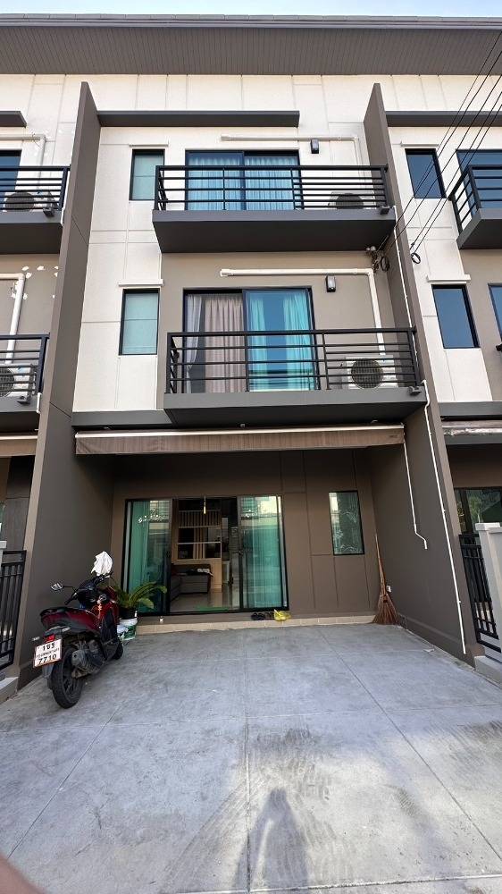 For RentTownhouseOnnut, Udomsuk : Townhome for rent Baan Klang Muang Srinakarin - On Nut, near Seacon Square Srinakarin, only 5 minutes.