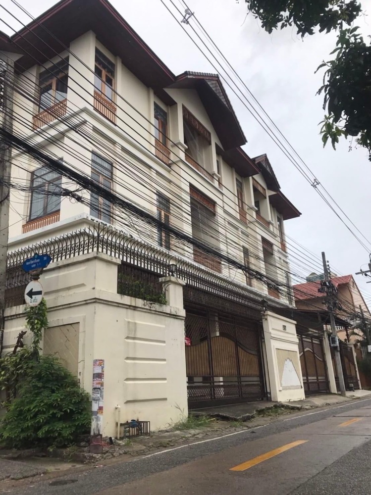 For SaleHouseRatchadapisek, Huaikwang, Suttisan : ♦ Detached House Ratchada, 3 Stories ♦ 150 sq.w. 450 sq.m. | 5 Bedrooms 6 Parking Spaces | Near BTS Yellow Line, Ladprao 2 mins, MRT Ladprao 3 mins