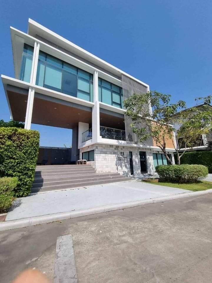 For SaleHouseLadkrabang, Suwannaphum Airport : ● Modern Luxury ● 54.00 sq.w. 216.00 sq.m. | 3 Bedrooms with a Swimming Pool | Near Paradise Park 9 mins, Sinphat Hospital Srinakarin 10 mins.