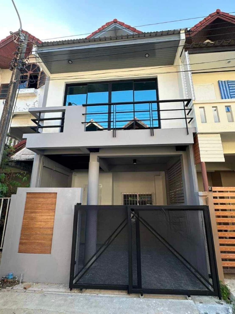 For SaleTownhouseKaset Nawamin,Ladplakao : 🔥Sale at promotional price🔥 Townhome, 3 floors, 20 square wah, Pan Thong Niwet Village, 3 Soi Lat Pla Khao 76, house 4 bedrooms, 3 bathrooms, Bang Khen District.