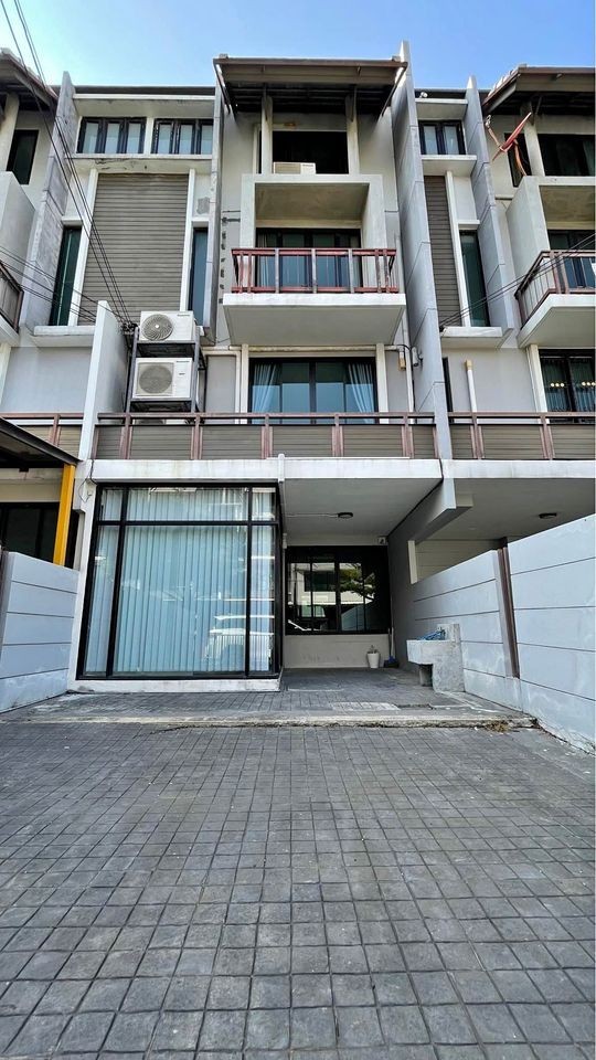 For RentHome OfficePattanakan, Srinakarin : B868 Home office for rent, 4 floors, Areeya Mandarina, Sukhumvit 77 Road. In front of the project Next to On Nut Road  (near Soi On Nut 39)